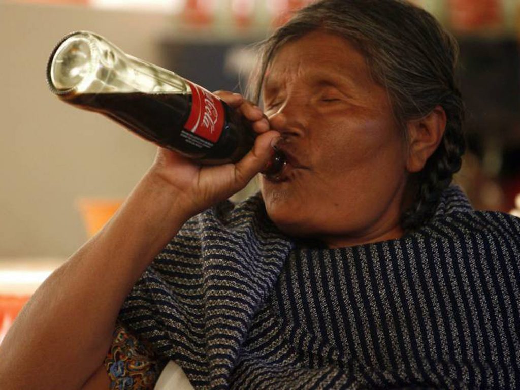 mujer-chiapas-tomando-coca-cola